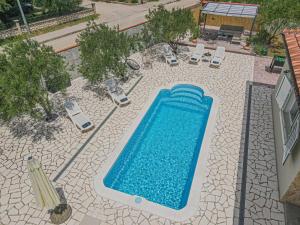 Bazén v ubytování Holiday Home Intrade nebo v jeho okolí