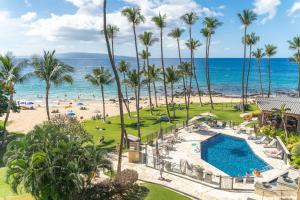 uma vista aérea da praia e da piscina no resort em Oceanfront Mana Kai 2 bedroom condo em Wailea