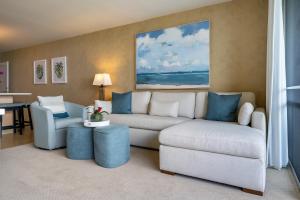 Ein Sitzbereich in der Unterkunft Oceanfront Mana Kai 2 bedroom condo