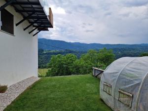 een tent aan de zijkant van een huis met uitzicht bij Sobe Lotrist in Radovljica