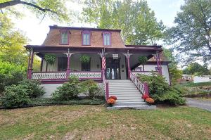 柏克萊泉的住宿－The Manor - Historic Mansion, Wifi, Covered Porch, Screen Porch, King Bed, Walk to Spas, Shops & Restaurants，相簿中的一張相片