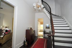 柏克萊泉的住宿－The Manor - Historic Mansion, Wifi, Covered Porch, Screen Porch, King Bed, Walk to Spas, Shops & Restaurants，相簿中的一張相片