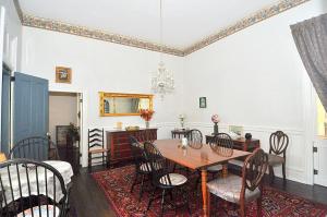 柏克萊泉的住宿－The Manor - Historic Mansion, Wifi, Covered Porch, Screen Porch, King Bed, Walk to Spas, Shops & Restaurants，相簿中的一張相片