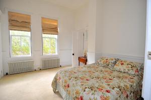 柏克萊泉的住宿－The Manor - Historic Mansion, Wifi, Covered Porch, Screen Porch, King Bed, Walk to Spas, Shops & Restaurants，相簿中的一張相片