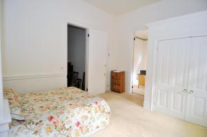 柏克萊泉的住宿－The Manor - Historic Mansion, Wifi, Covered Porch, Screen Porch, King Bed, Walk to Spas, Shops & Restaurants，相簿中的一張相片