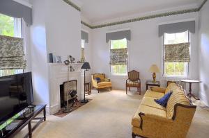 柏克萊泉的住宿－The Manor - Historic Mansion, Wifi, Covered Porch, Screen Porch, King Bed, Walk to Spas, Shops & Restaurants，相簿中的一張相片