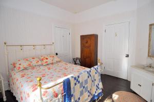 柏克萊泉的住宿－The Manor - Historic Mansion, Wifi, Covered Porch, Screen Porch, King Bed, Walk to Spas, Shops & Restaurants，相簿中的一張相片