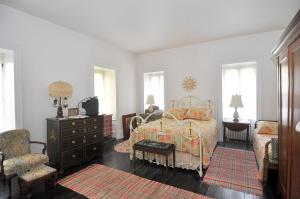 柏克萊泉的住宿－The Manor - Historic Mansion, Wifi, Covered Porch, Screen Porch, King Bed, Walk to Spas, Shops & Restaurants，相簿中的一張相片