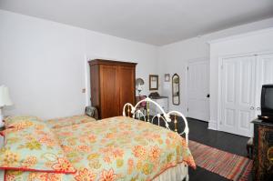 柏克萊泉的住宿－The Manor - Historic Mansion, Wifi, Covered Porch, Screen Porch, King Bed, Walk to Spas, Shops & Restaurants，相簿中的一張相片