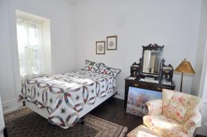 柏克萊泉的住宿－The Manor - Historic Mansion, Wifi, Covered Porch, Screen Porch, King Bed, Walk to Spas, Shops & Restaurants，相簿中的一張相片