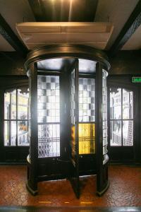 una puerta abierta a un edificio con ventanas en Hotel Salta en Salta