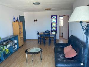 - un salon avec un canapé en cuir noir et une table dans l'établissement Apto próximo a casco histórico, à Montevideo