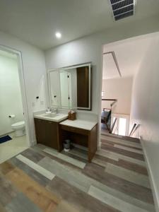 ein Bad mit einem Waschbecken und einem Spiegel in der Unterkunft LOFT 6 UN LUGAR UNICO in Mexicali