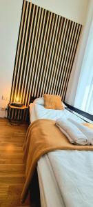 Duas camas num quarto com uma janela grande em My city apartment-Vienna Familyroom em Viena