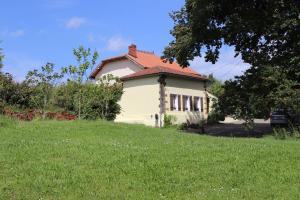 a yellow house with a red roof on a hill at Domaine Casquil in Panjas
