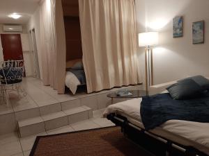 een slaapkamer met een bed en een tafel met een lamp bij Front de mer Golfe de Saint-Tropez in Sainte-Maxime