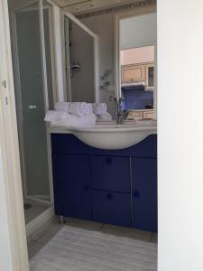 een badkamer met een wastafel en een spiegel bij Front de mer Golfe de Saint-Tropez in Sainte-Maxime +32 foto's