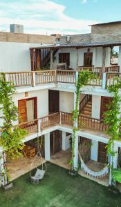 una vista aérea de un edificio con balcones en Maravista Kite Hostel Preá, en Prea