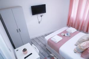 Piccola camera con letto e specchio di Harrow Luxury flat With free parking. a Londra