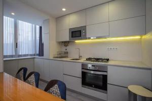 Dapur atau dapur kecil di Bright Lisbon T2 with 35 m2 Terrace, 2bed and 2bath and fast internet!