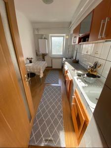 una cucina con lavandino e piano di lavoro di Apartament centru a Râmnicu Vâlcea
