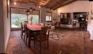Los Viajeros B&B في Leimebamba: غرفة طعام مع طاولة وكراسي