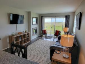 ein Wohnzimmer mit Couch und Fernseher in der Unterkunft Chautauqua Resort & Conference Center in Long Beach