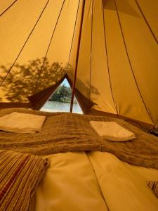 - la fermeture d'un lit dans une tente dans l'établissement Glamping Tent Mariehamn, à Mariehamn