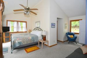 1 dormitorio con 1 cama y ventilador de techo en Healing House - Healing Escape, en Berkeley Springs