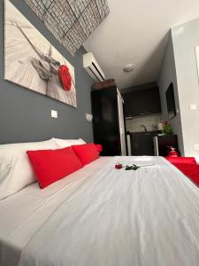 Postel nebo postele na pokoji v ubytování Niriides Rooms