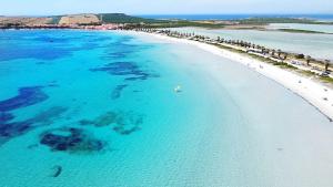 una vista aerea di una spiaggia con acqua blu di Sardinia Ovest 2 a Putzu Idu