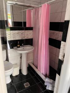 Koupelna v ubytování Niriides Rooms + 37 fotografií