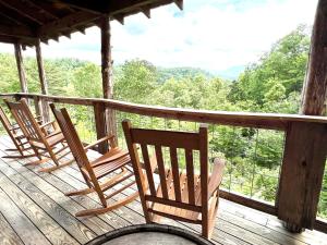 3 Stühle auf einer Terrasse mit Bergblick in der Unterkunft J Willy's Refuge cabin in Townsend
