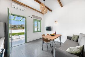 un salon avec un canapé et une table dans l'établissement Agalipa, à Skiros