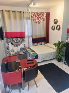 Zimmer mit einem Bett, einem Schreibtisch und einem Schreibtisch in der Unterkunft بورتو سعيد - Porto Said in `Ezbet Shalabi el-Rûdi