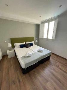 a bedroom with a large bed and a window at Apartamento IV AlcaláRetiro Ideal Parejas in Madrid