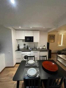 a kitchen with a table and a dining room at Apartamento IV AlcaláRetiro Ideal Parejas in Madrid
