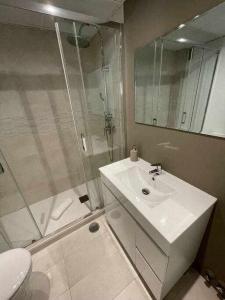 a bathroom with a sink and a shower and a toilet at Apartamento IV AlcaláRetiro Ideal Parejas in Madrid