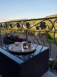 einen Tisch mit Tassen und Tellern auf einem Balkon in der Unterkunft Gästehaus Föhr in Wintrich