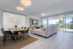 ein Wohnzimmer mit einem Sofa und einem Tisch in der Unterkunft Hillside house- Modern, upscale home w/SEA VIEWS in Estepona