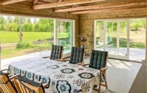 comedor con mesa, sillas y ventanas en Stunning Home In Lammhult With Sauna en Lammhult