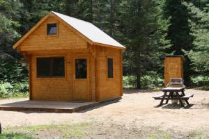 una cabina in legno con tavolo da picnic e panca di Moose Run #4 a Maynooth