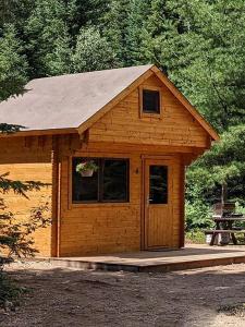una piccola cabina in legno con finestra e porta di Moose Run #4 a Maynooth