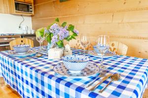 een tafel met een blauw en wit geruit tafelkleed bij Domki Sarnówka in Czarna Góra