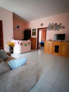 Una sala de estar con un sofá y un televisor. en Appartamento Torino-zona Politecnico, en Turín