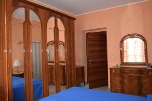 Un dormitorio con una cama, una cómoda y un espejo. en Appartamento Torino-zona Politecnico, en Turín