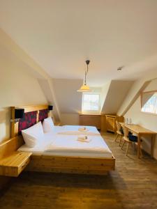 Un pat sau paturi într-o cameră la Gasthaus Elsäßer Hof