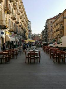 una calle con mesas y sillas en una calle de la ciudad en Appartamento Torino-zona Politecnico, en Turín