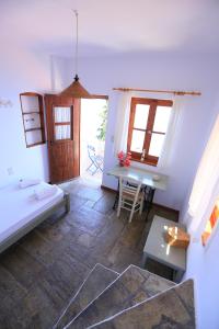 een kamer met een bed, een tafel en een bureau bij ALKYONI in Skala