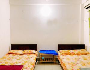 A bed or beds in a room at Mohammadia Restaurant & Guest House Near United Hospital